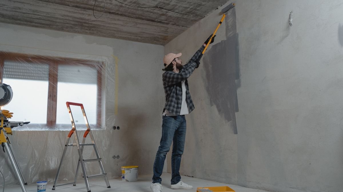 Peintre en bâtiment sur un chantier de rénovation à Paris